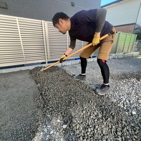 草を押さえるだけじゃなく駐車場にもなるしペットに優しいし安いから採用されました