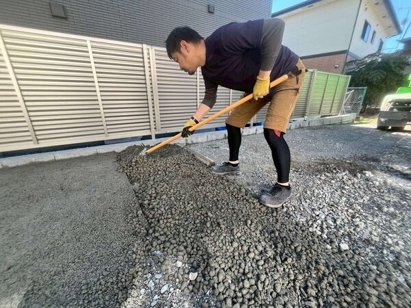 草を押さえるだけじゃなく駐車場にもなるしペットに優しいし安いから採用されました