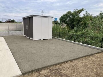 駐車場の物置周りの排水と防草をスッキリ！ 湿気やぬかるみ、凸凹のない快適なお庭