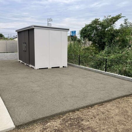 駐車場の物置周りの排水と防草をスッキリ！ 湿気やぬかるみ、凸凹のない快適なお庭