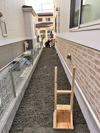 お施主さんが家回りの雑草にほとほと困っていて、ネットで【オワコン®︎まさ固®︎】を見つけた