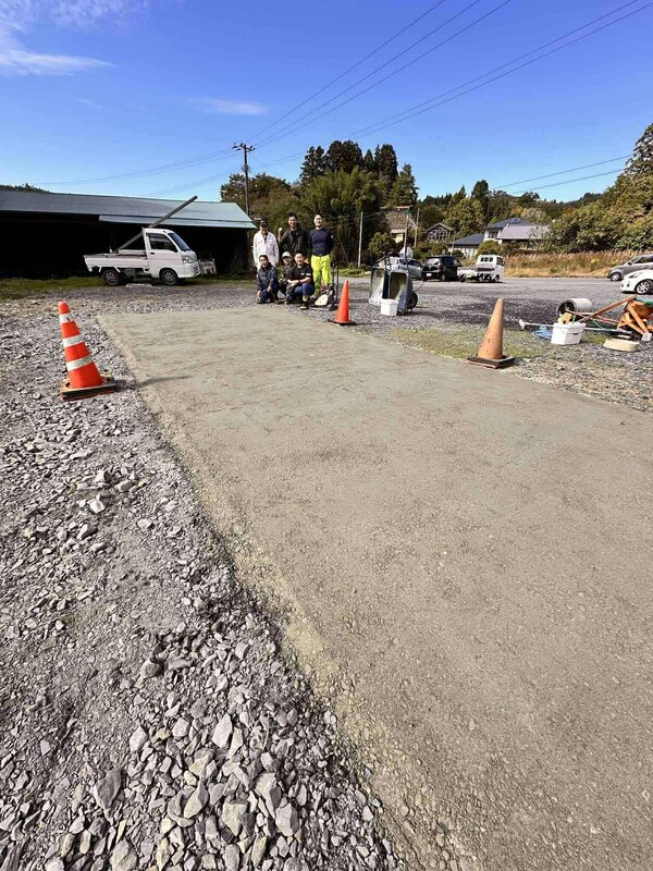 敷地が雨の日ぬかるんだり、夏になれば草ぼうぼうなんて場合には オワコン/まさ固（廉価） 敷き詰めて