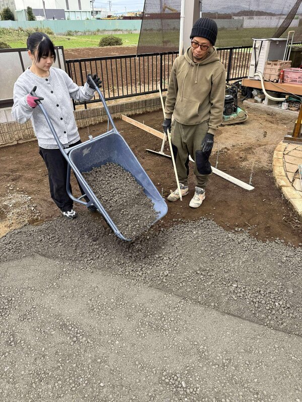 草おさえ、排水だけなら【まさ固®︎】 ガレージ（駐車場）の舗装ならやっぱり【オワコン®︎】透水姉妹