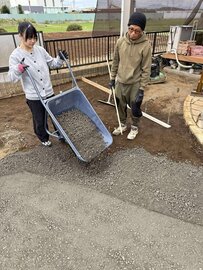 草おさえ、排水だけなら【まさ固®︎】 ガレージ（駐車場）の舗装ならやっぱり【オワコン®︎】透水姉妹