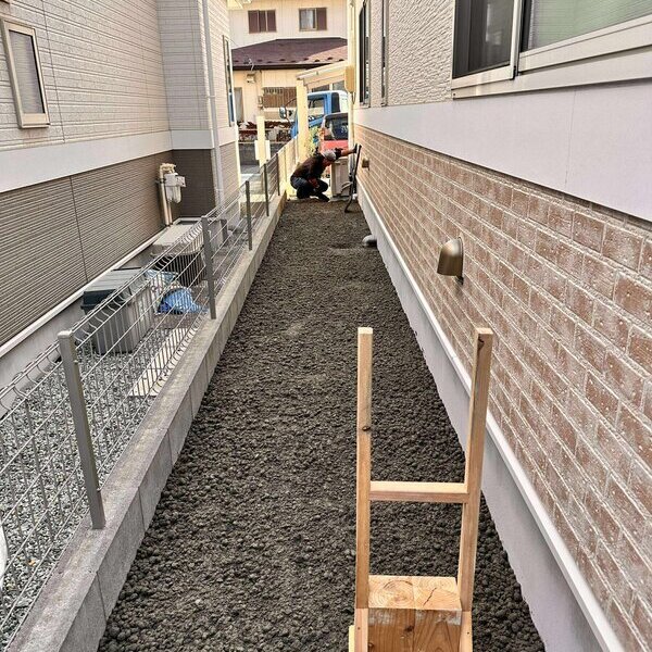 お施主さんが家回りの雑草にほとほと困っていて、ネットで【オワコン®︎まさ固®︎】を見つけた