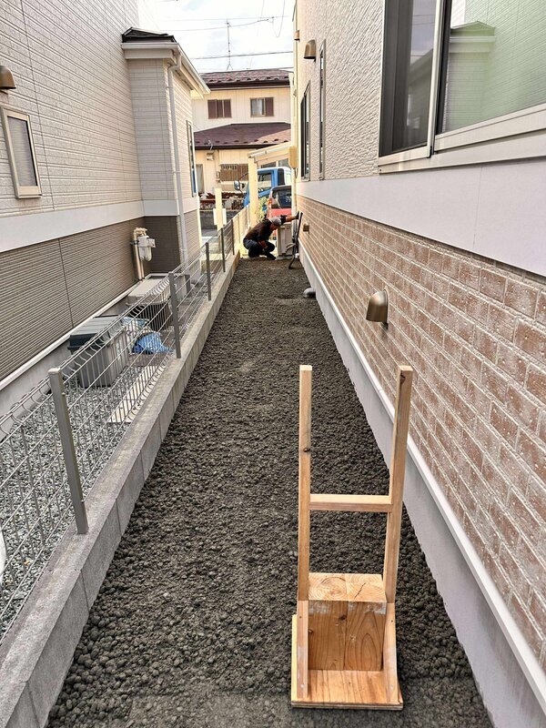 お施主さんが家回りの雑草にほとほと困っていて、ネットで【オワコン®︎まさ固®︎】を見つけた