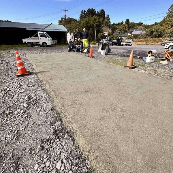 敷地が雨の日ぬかるんだり、夏になれば草ぼうぼうなんて場合には オワコン/まさ固（廉価） 敷き詰めて
