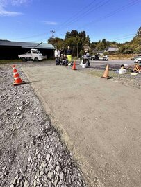 敷地が雨の日ぬかるんだり、夏になれば草ぼうぼうなんて場合には オワコン/まさ固（廉価） 敷き詰めて