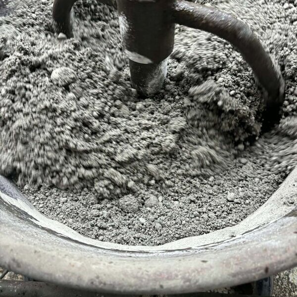 真っ白でモルタルミキサーでも簡単に作れちゃうのが オワコン®︎まさ固®︎ の特徴です！