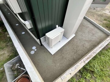 雑草や野良猫の排泄、ぬかるみ、害虫、家周りの【犬走】と呼ばれる空間をメンテナンスフリーに