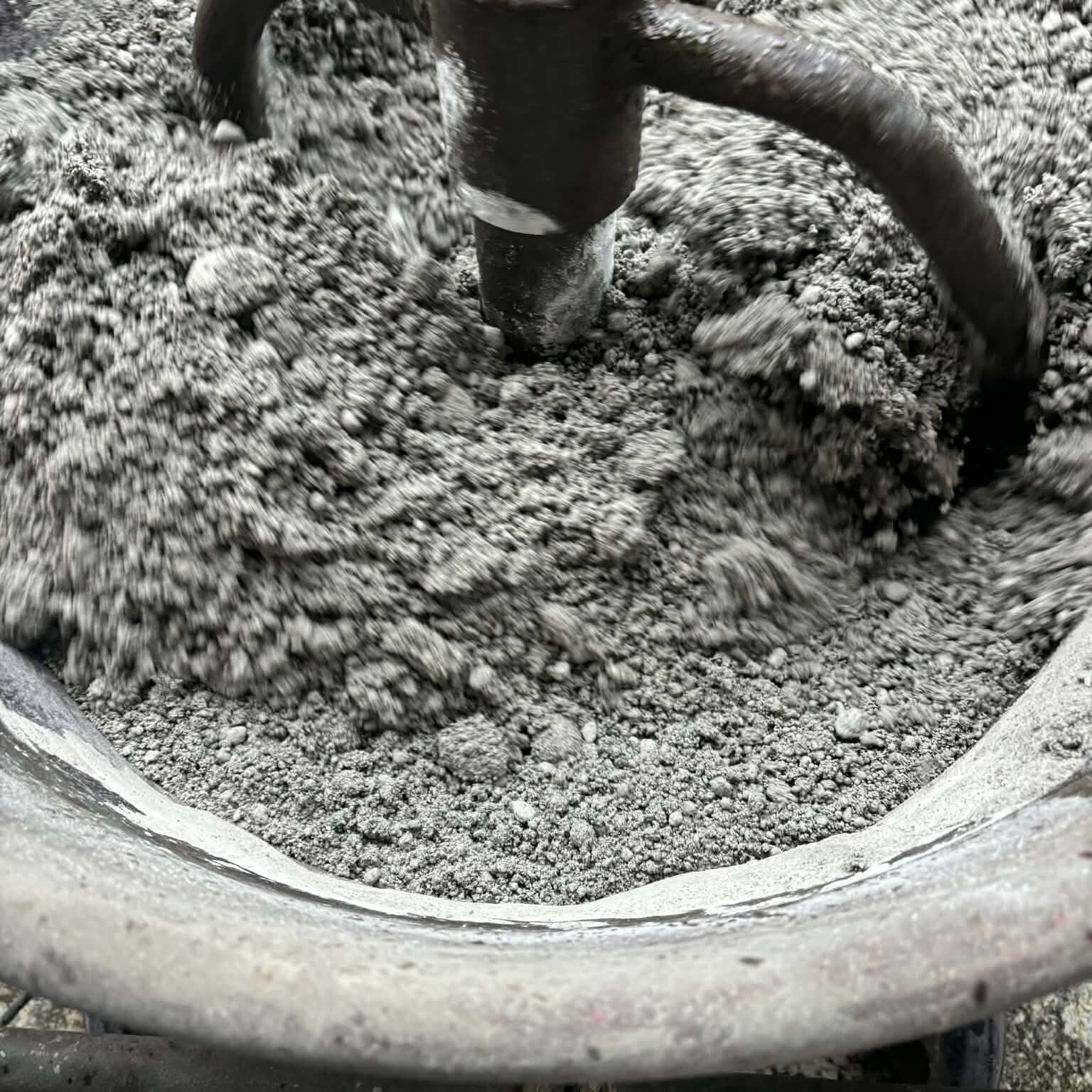 真っ白でモルタルミキサーでも簡単に作れちゃうのが オワコン®︎まさ固®︎ の特徴です！