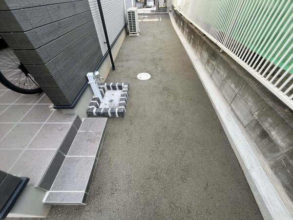 新築案件は軒のない住宅が多い現在、雨天時の泥跳ねで基礎の巾木が汚れてしまう現象をよく見かける