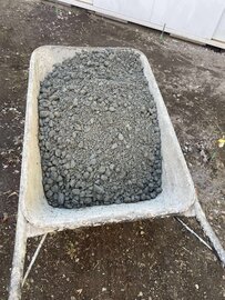 安易に砂利撒いておくのは庭ファンも言ってますがお勧め致しません。粒々の生コンで固めておきましょう