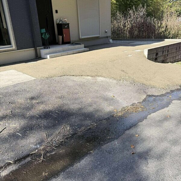 敷地出入り口 凸凹や段差などぐちゃぐちゃ【オワコン®︎まさ固®︎】でスッキリ快適リニューアル