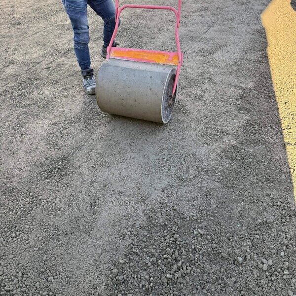 砕石は沈んでなくなってしまった簡易アスファルトはハンドルを切返すと掘れてダメ