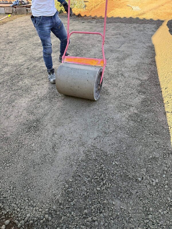 砕石は沈んでなくなってしまった簡易アスファルトはハンドルを切返すと掘れてダメ