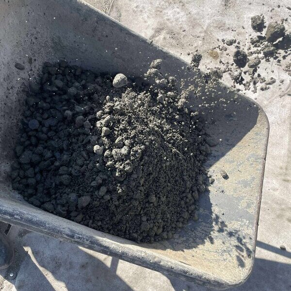 敷き詰めるだけ【オワコン®︎まさ固®︎】で段差や雑草で何かといわくつき【排水スリット】を無害化しちゃおう