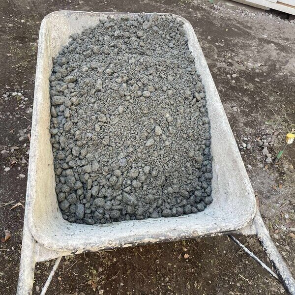 安易に砂利撒いておくのは庭ファンも言ってますがお勧め致しません。粒々の生コンで固めておきましょう