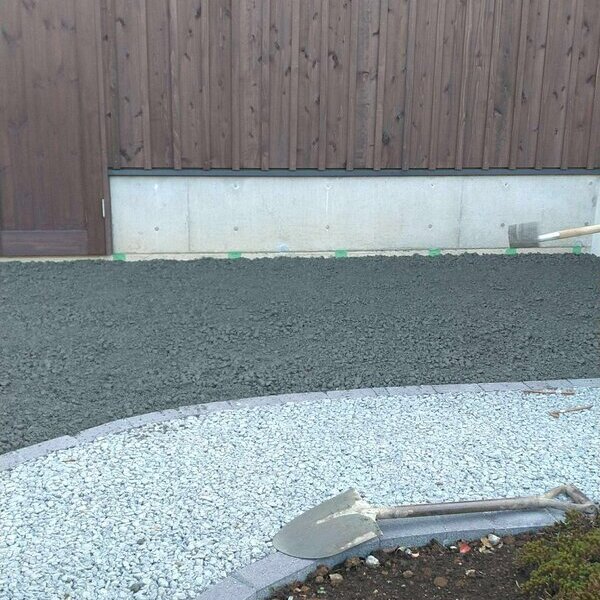 裸の地面に通気性のいい服を着せる感じ。土間コンと違って地球に蓋しない感じ【オワコン®︎まさ固®︎】を当たり前に