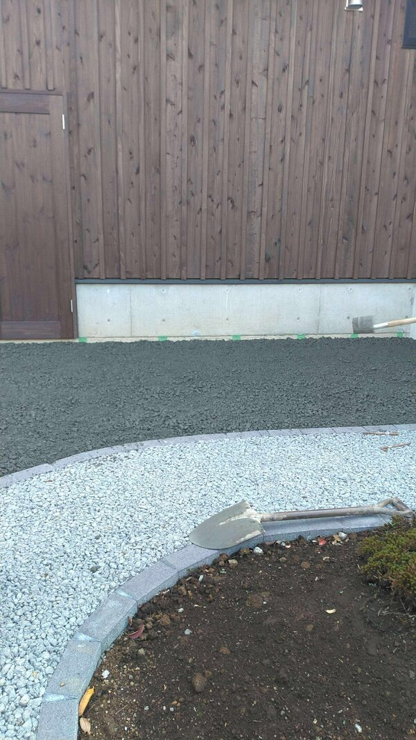 裸の地面に通気性のいい服を着せる感じ。土間コンと違って地球に蓋しない感じ【オワコン®︎まさ固®︎】を当たり前に