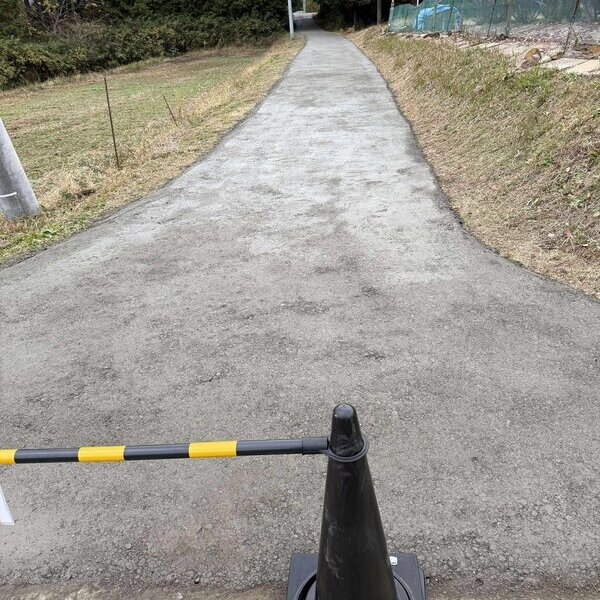 砕石補充してもすぐに凸凹。アスファルト下地からだと結構高い。#アスファルト #まさ土 #固まる砂 #オワコン #まさ固