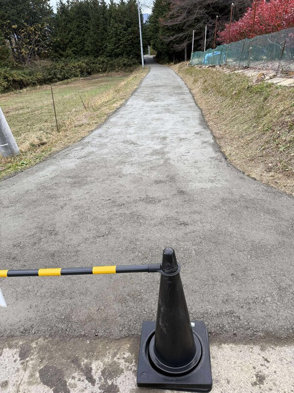 砕石補充してもすぐに凸凹。アスファルト下地からだと結構高い。#アスファルト #まさ土 #固まる砂 #オワコン #まさ固