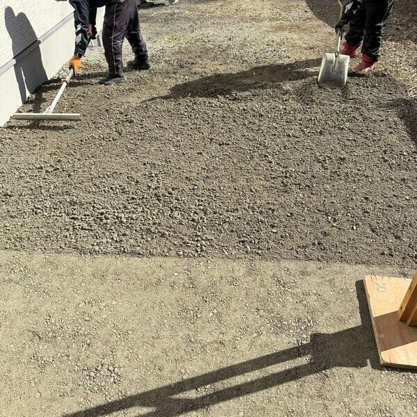 寒い時期、雑草の元気ない今こそ【オワコン®︎まさ固®︎】のシーズンです！施工は軽作業で体も温まります