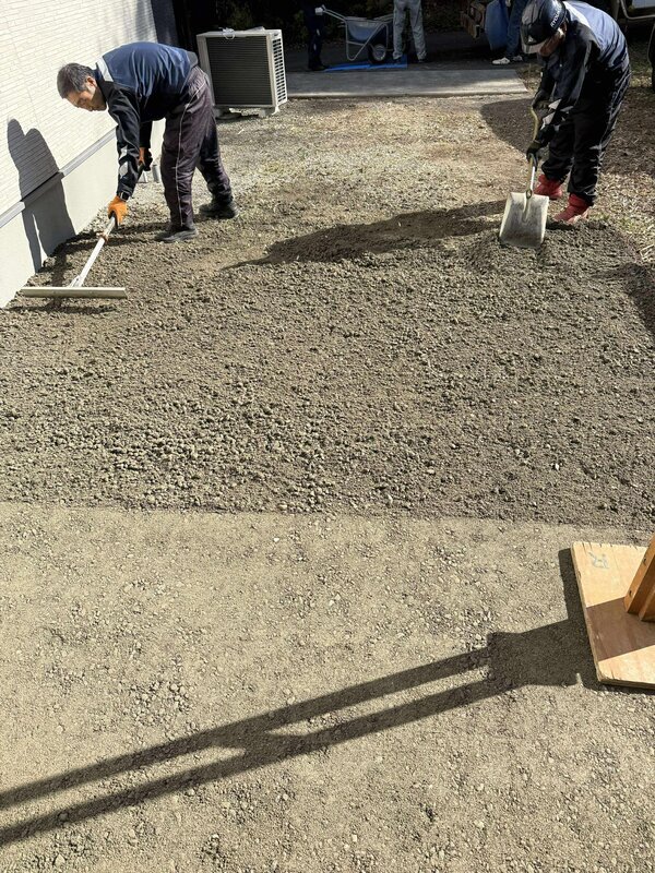 寒い時期、雑草の元気ない今こそ【オワコン®︎まさ固®︎】のシーズンです！施工は軽作業で体も温まります