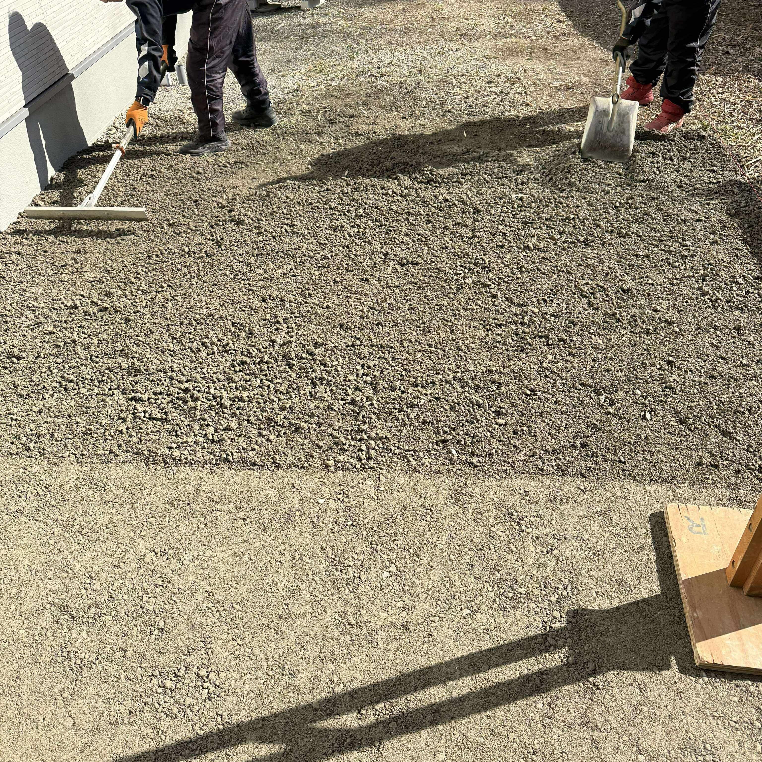 寒い時期、雑草の元気ない今こそ【オワコン®︎まさ固®︎】のシーズンです！施工は軽作業で体も温まります