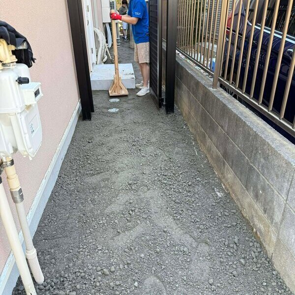 給湯器とか室外機があるとこの雑草対策【土間コン™︎】は排水-保水性のある【オワコン®︎まさ固®︎】