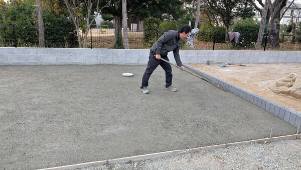 雑草対策と近隣の公園の葉っぱの掃除がしやすいよう。家族が一緒に手伝う事で、金額を抑える