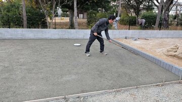 雑草対策と近隣の公園の葉っぱの掃除がしやすいよう。家族が一緒に手伝う事で、金額を抑える