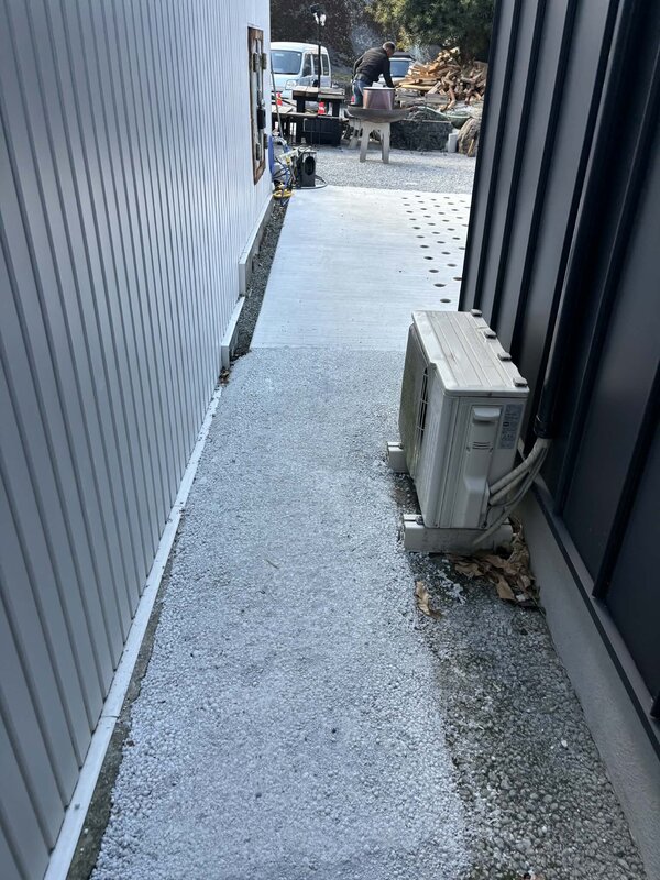 ちょっとした隙間を埋めたり、雑草を押さえたり、段差を解消したり、足元を快適にしたり