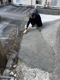 【砂利】じゃないから散らかったり凹んだり草生えたりしない【コンクリ】なのに水透すから排水の心配ない【いいとこどり】