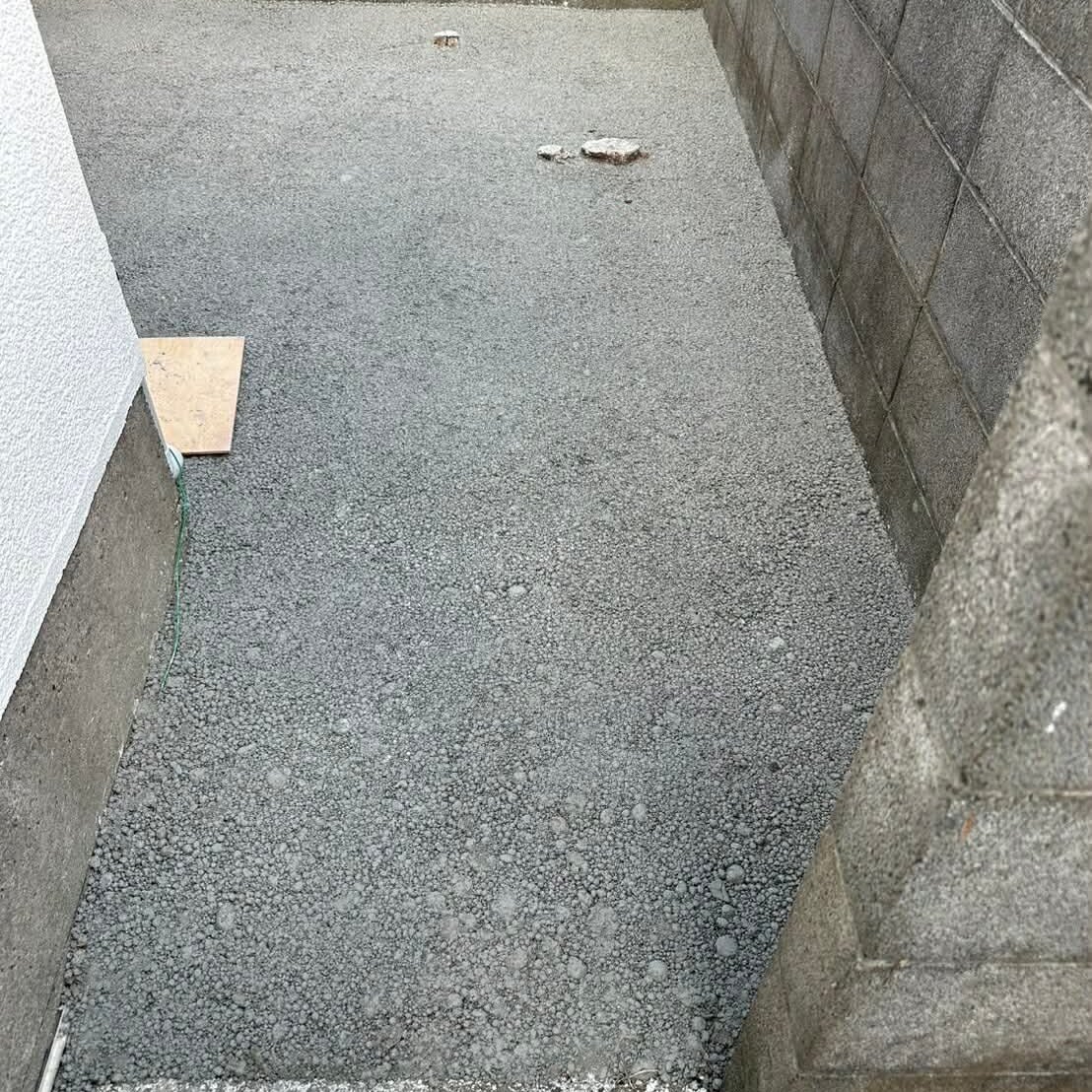 バケツリレーにも難なく対応する【土間コン™︎】なら草もしっかり抑えて保水も透水もバッチリ