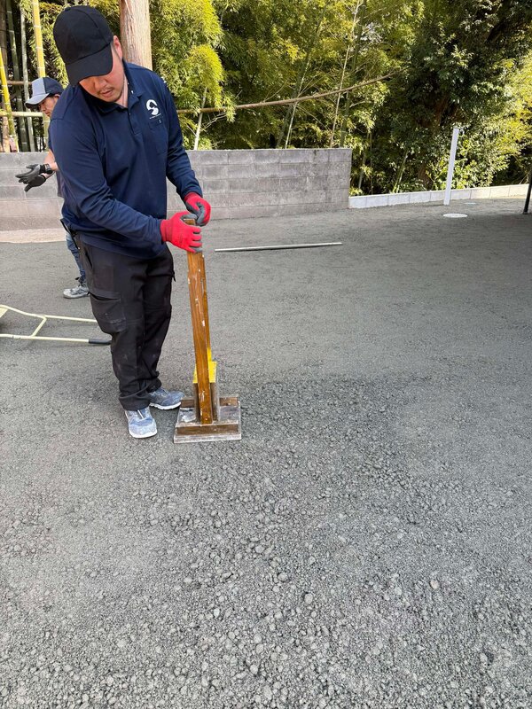 ばら撒いてから平にして突き固めるだけで完成する土間コン™︎は防草と排水のオワコン®︎まさ固®︎