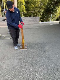 ばら撒いてから平にして突き固めるだけで完成する土間コン™︎は防草と排水のオワコン®︎まさ固®︎