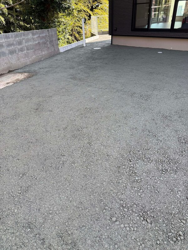 雑草、ぬかるみ、段差、水たまり、砕石の散逸、凸凹、害虫、猫の糞害の対策 土間コン™︎