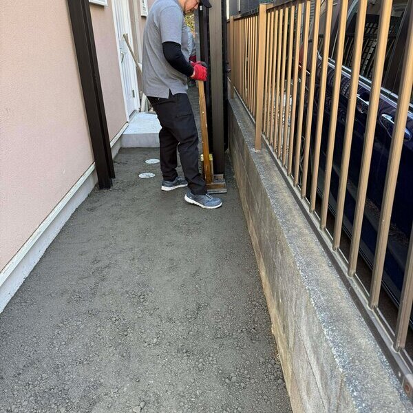 一般の方でも軽作業で簡単に完成【土間コン™︎】は排水性のみならず保水性も有しています