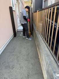 一般の方でも軽作業で簡単に完成【土間コン™︎】は排水性のみならず保水性も有しています