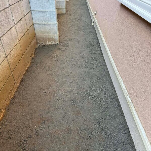 勝手口など家の裏側ヒトケのないところ【土間コン™︎】では解決できないような排水や予算の問題