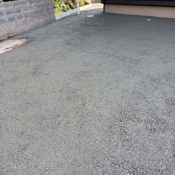 雑草、ぬかるみ、段差、水たまり、砕石の散逸、凸凹、害虫、猫の糞害の対策 土間コン™︎