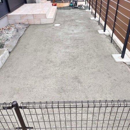 雨予報だと普通は施工を控えますよね？【土間コン™︎】なのに簡単な養生で強行できちゃう