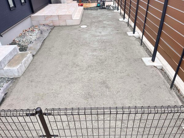 雨予報だと普通は施工を控えますよね？【土間コン™︎】なのに簡単な養生で強行できちゃう