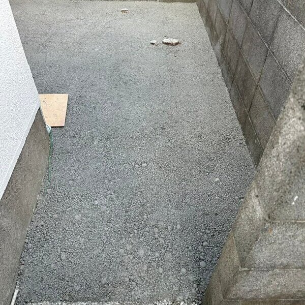 バケツリレーにも難なく対応する【土間コン™︎】なら草もしっかり抑えて保水も透水もバッチリ