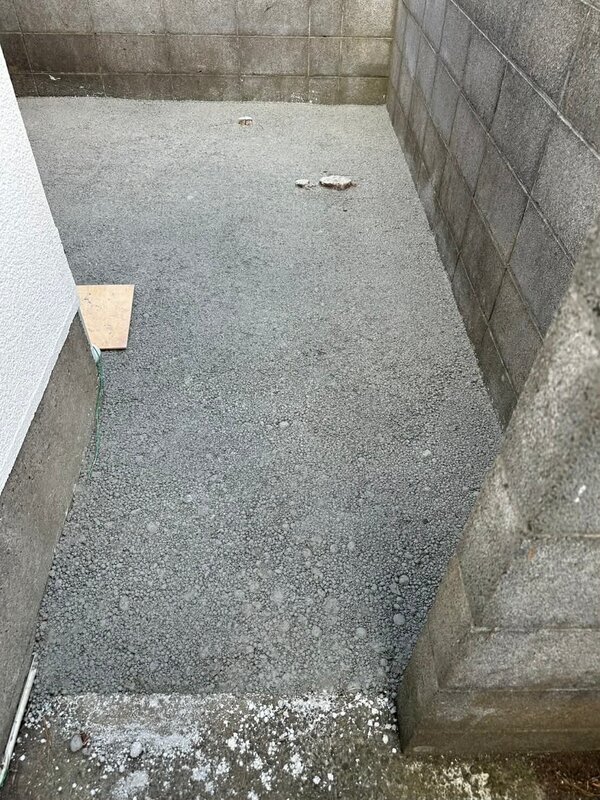 バケツリレーにも難なく対応する【土間コン™︎】なら草もしっかり抑えて保水も透水もバッチリ