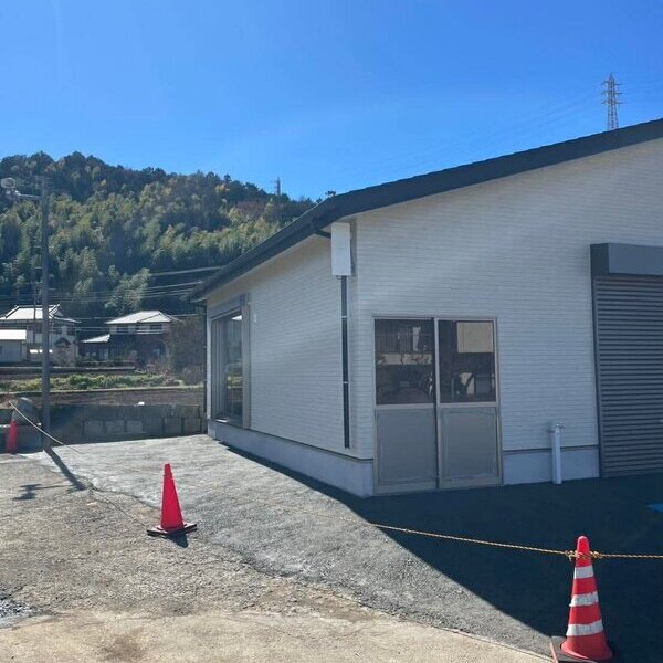 水たまりができず雑草を抑え込むだけじゃない？ 【現場】 にとって都合の良い土間コン™︎です