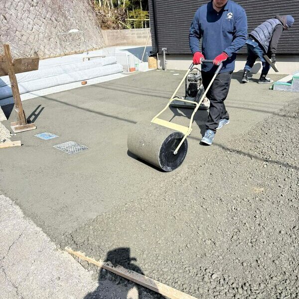 水たまりで靴が濡れたりするの不愉快ですよね【土間コン™︎】ちゃんと水吸い込んで雑草抑えます
