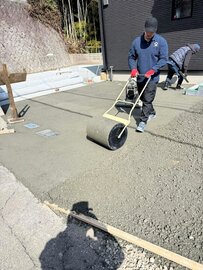 水たまりで靴が濡れたりするの不愉快ですよね【土間コン™︎】ちゃんと水吸い込んで雑草抑えます