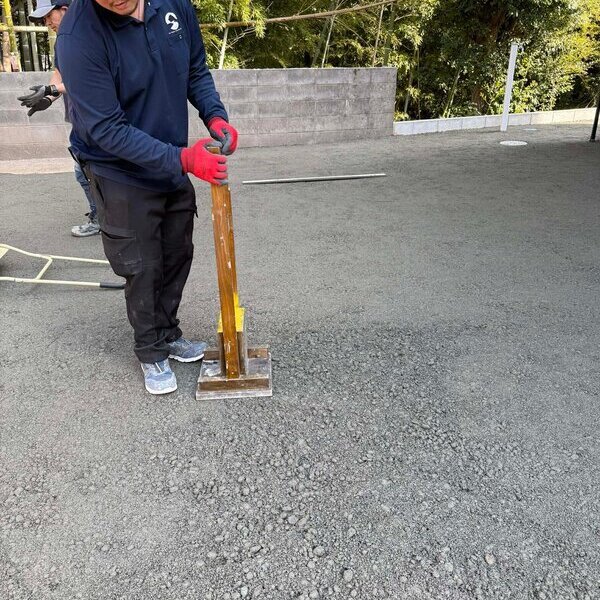 ばら撒いてから平にして突き固めるだけで完成する土間コン™︎は防草と排水のオワコン®︎まさ固®︎